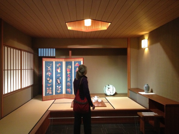 展示室には和室を再現した展示空間もある。
